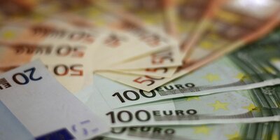 Fächerartig aufgereihte unterschiedliche Euronoten