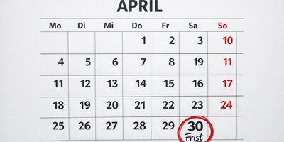 Kalenderblatt, auf dem der 30. April markiert und das Wort "Frist" notiert wurde - mit KI generiert