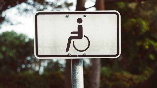 Kleines Hinweisschild für Behindertenparkplatz
