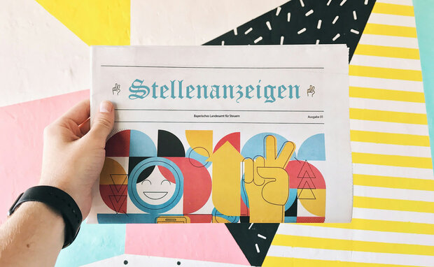  Zeitung mit Titel "Stellenanzeigen"