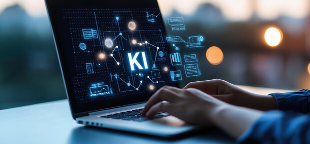 Laptop mit dem Schriftzug KI auf dem Bildschirm