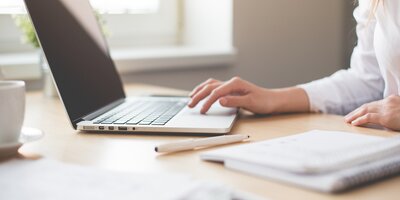 Person arbeitet am Laptop