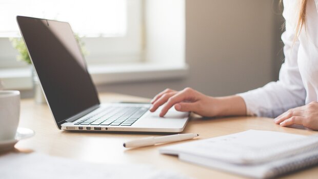 Person arbeitet am Laptop