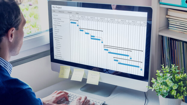 Projektmanager arbeitet am PC